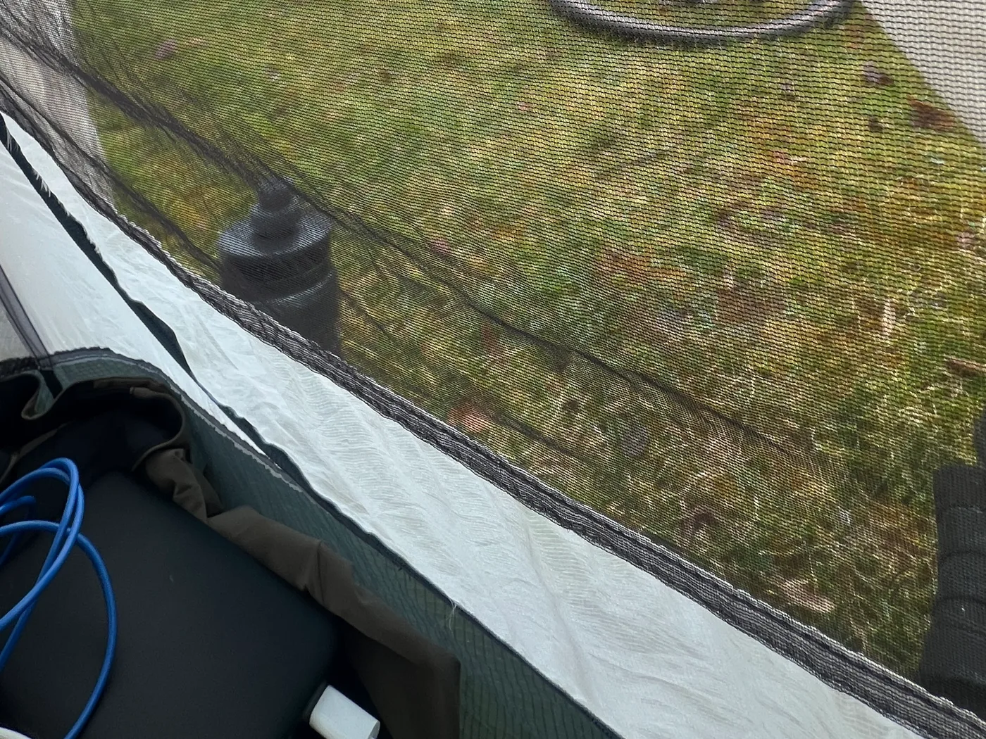 Fahrrad und Zelt bei Regen auf dem Campingplatz in Salzburg