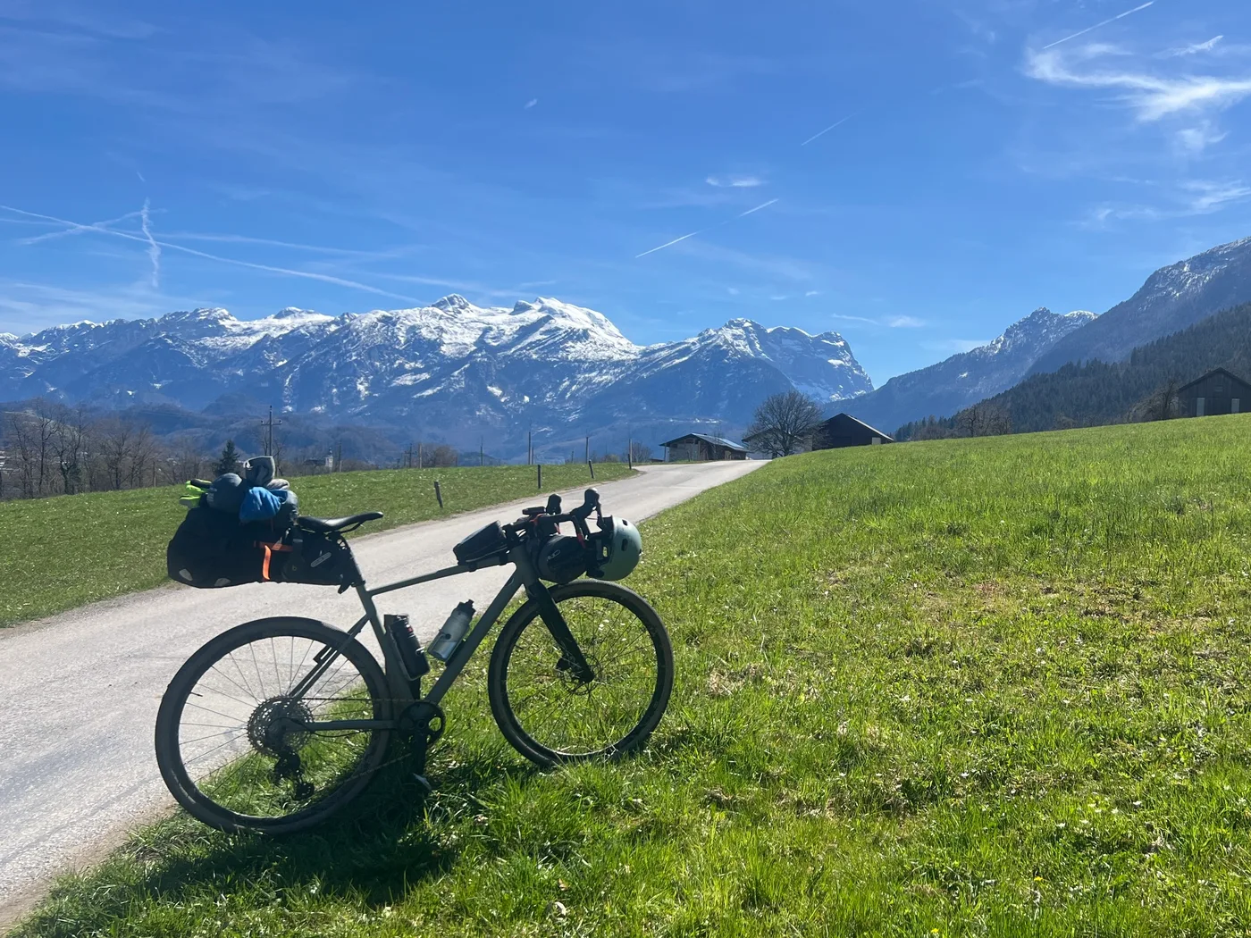 Fahrrad vor den Alpen auf der ersten Etappe