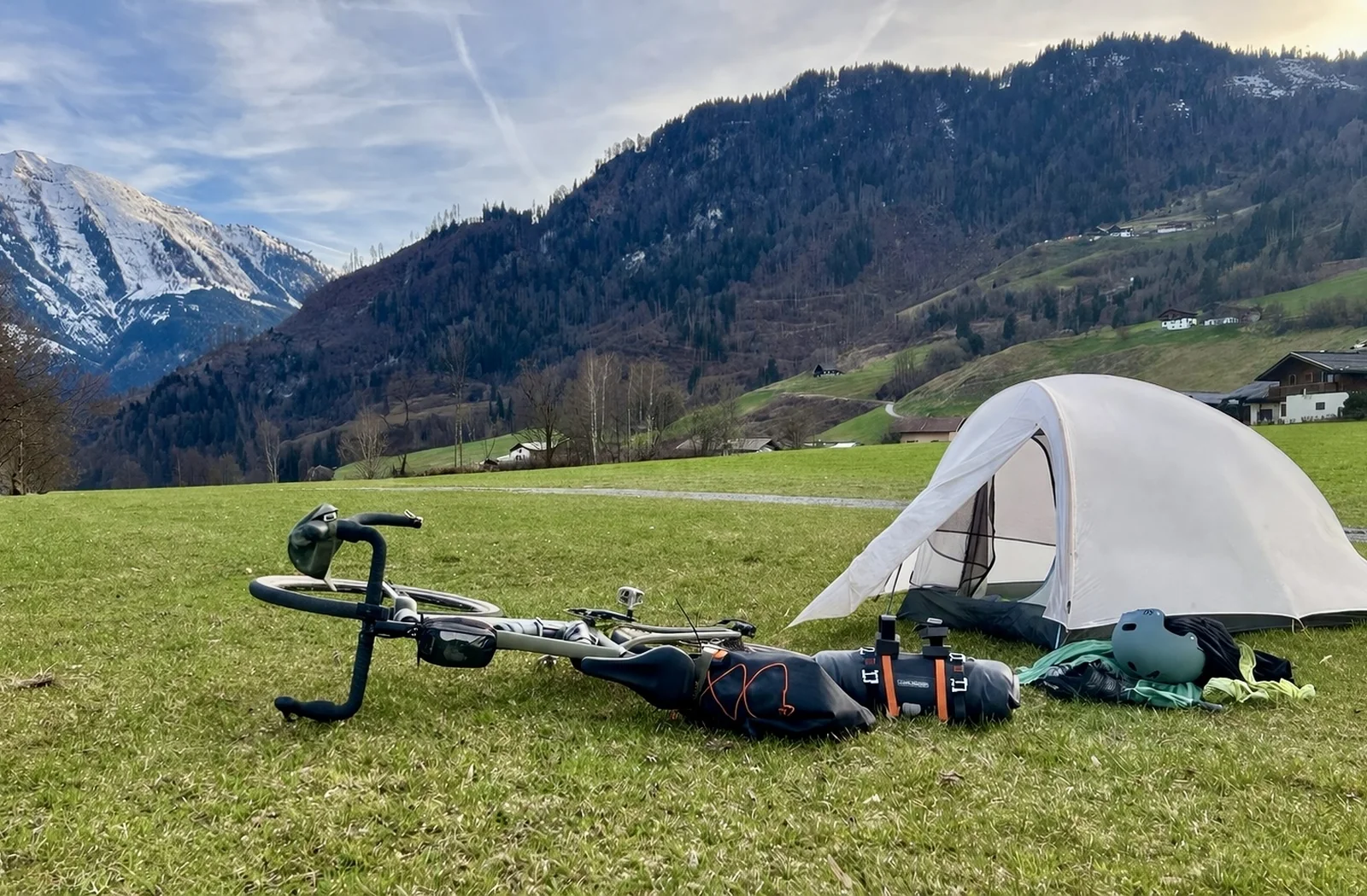 Zelt und Reiserad vor der Bergkulisse bei Mallnitz