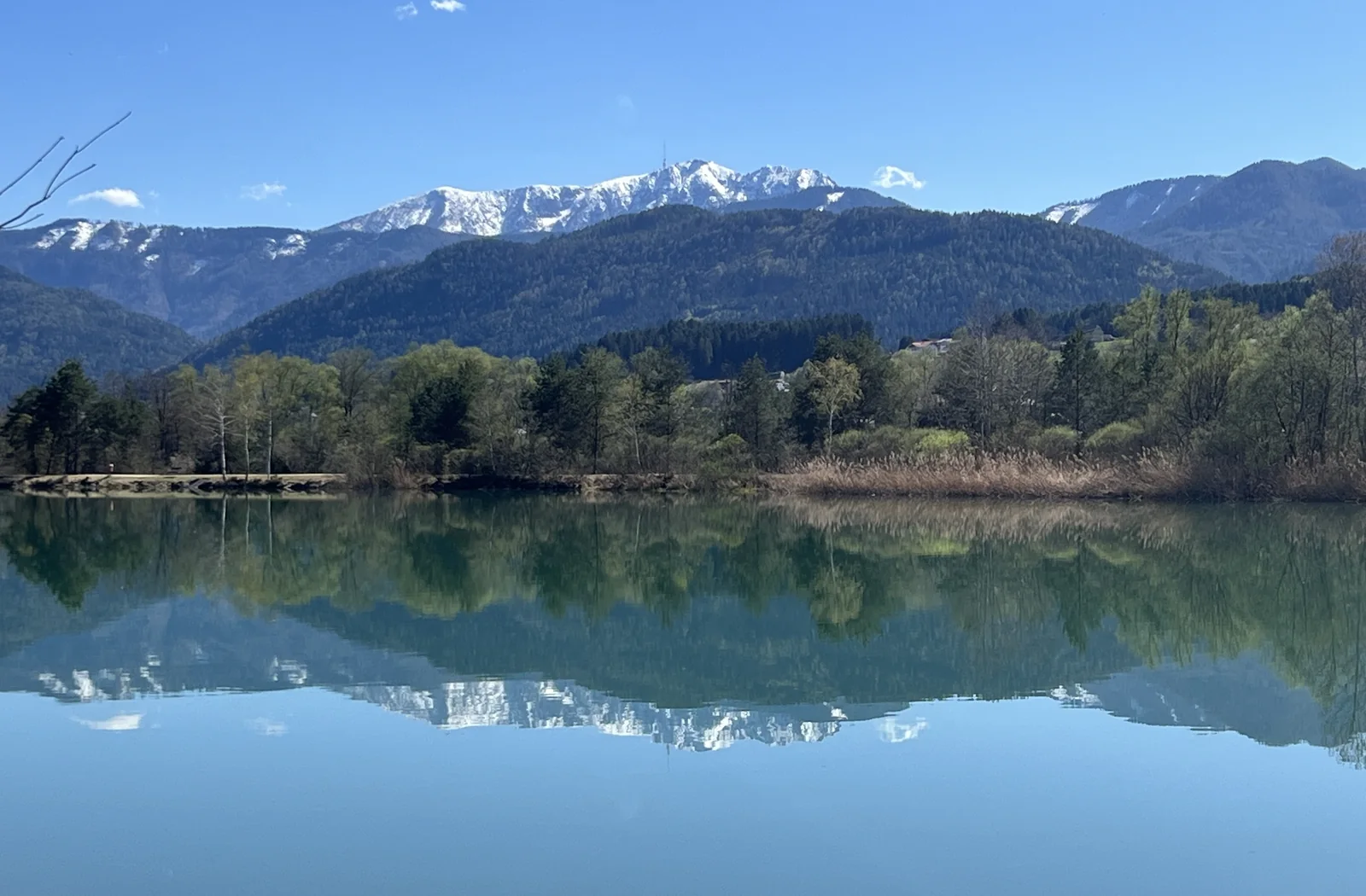 Bergpanorama mit Spiegelung im See auf dem Weg nach Villach