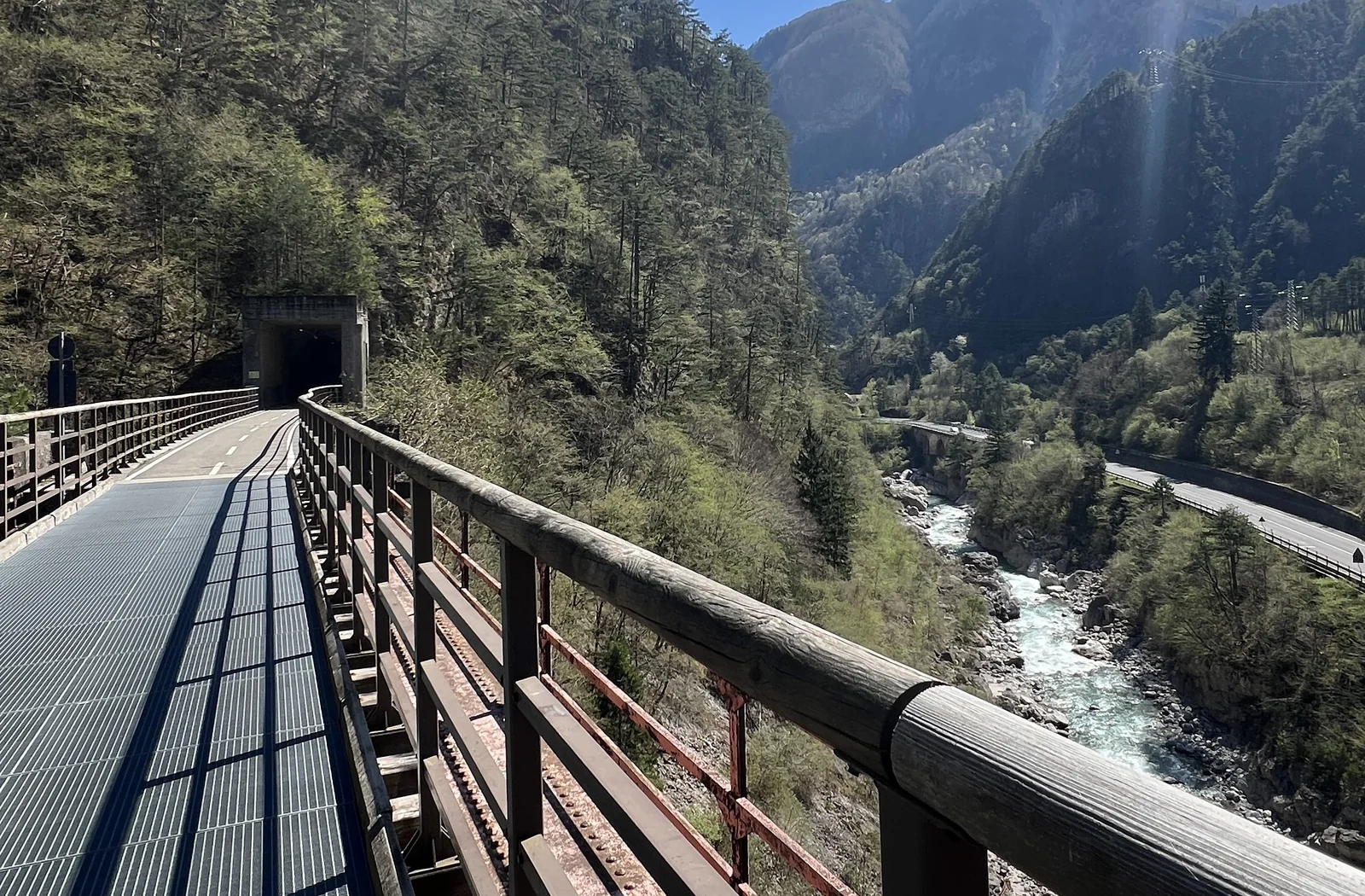 Radweg auf einer alten Eisenbahnbrücke mit Tunnelportal im Kanaltal
