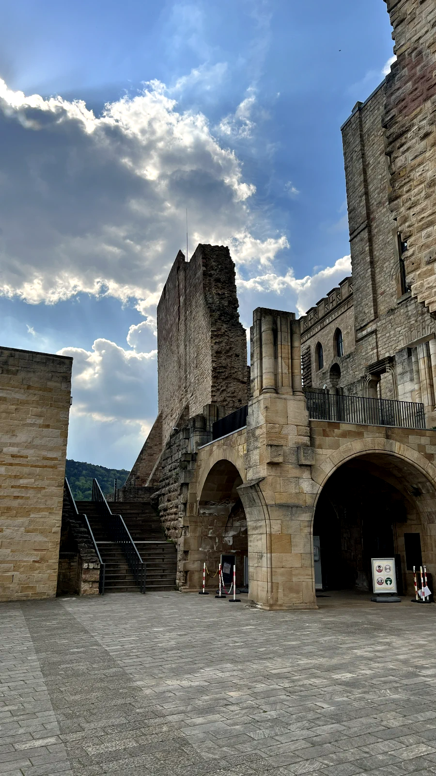 Innenhof und historische Mauern des Hambacher Schlosses