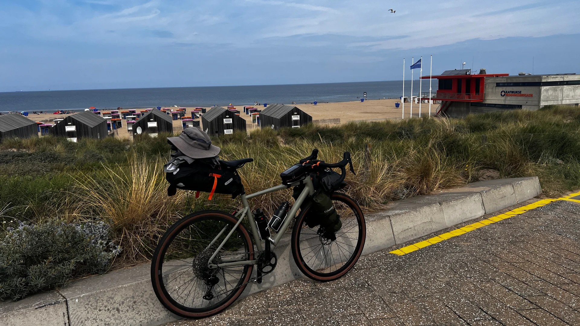 Reiserad in den Dünen am Strand von Katwijk