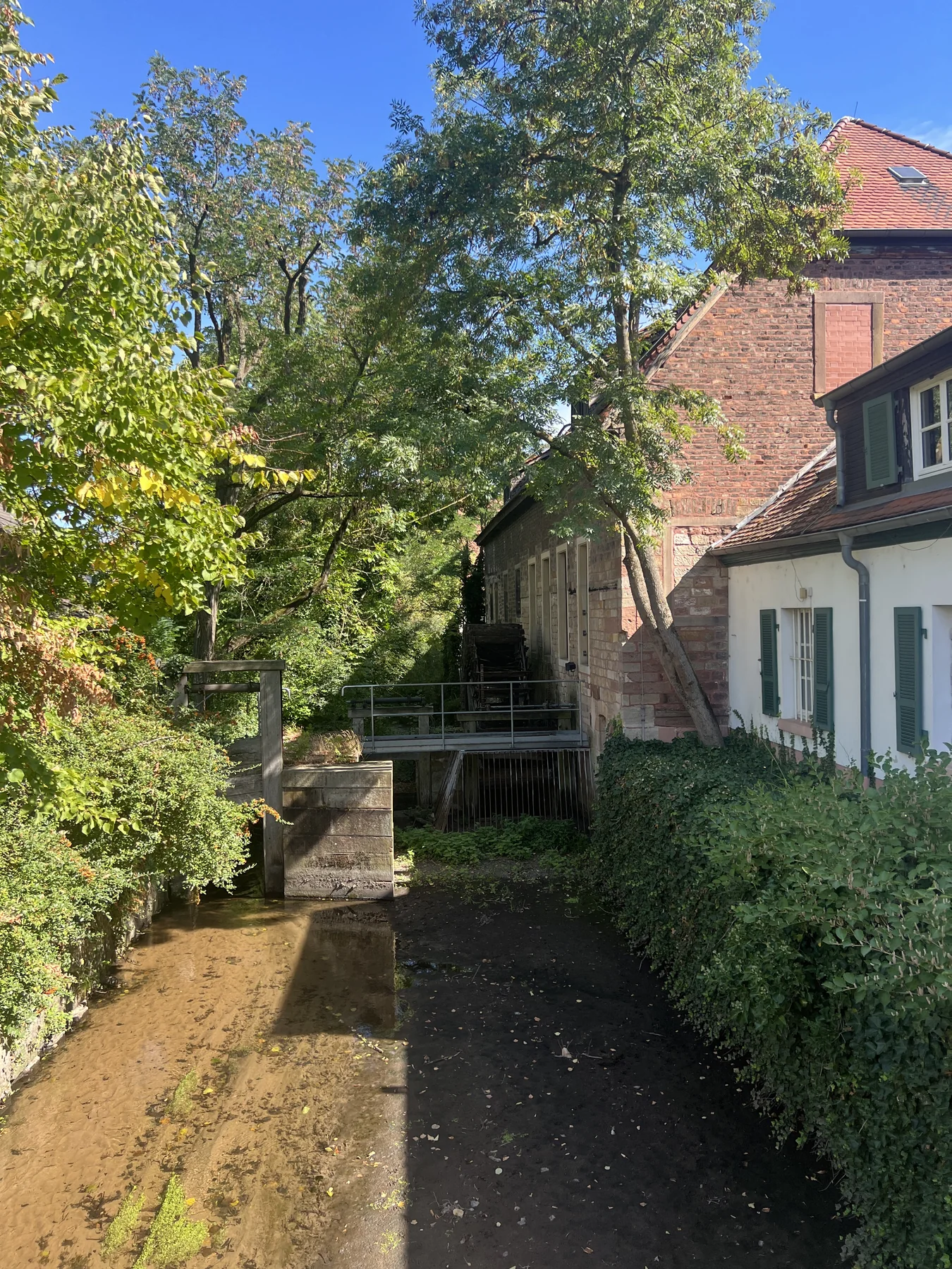 Historisches Gebäude am Wasser bei der Rehhütte